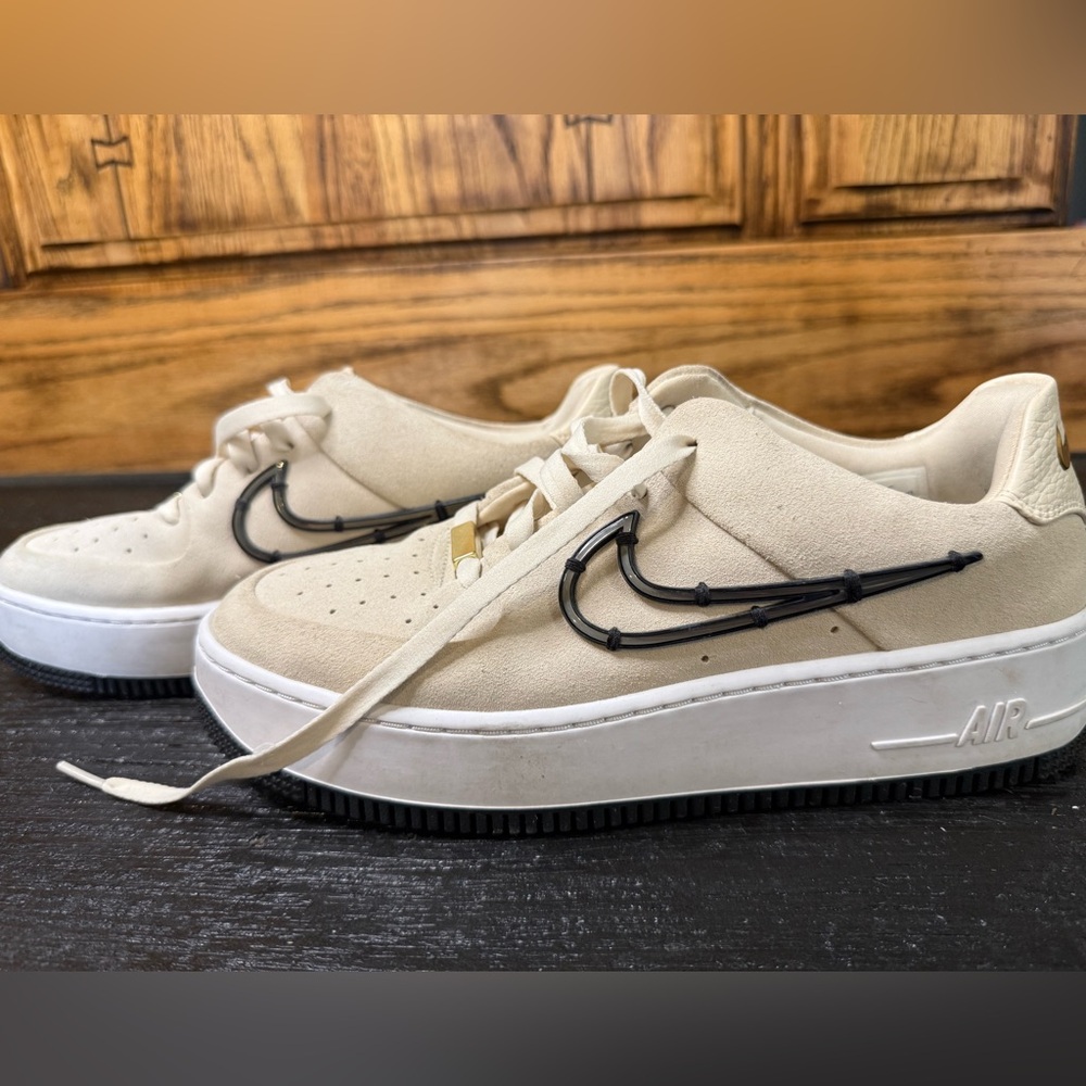 Nike Women's Beige and Black Sneakers